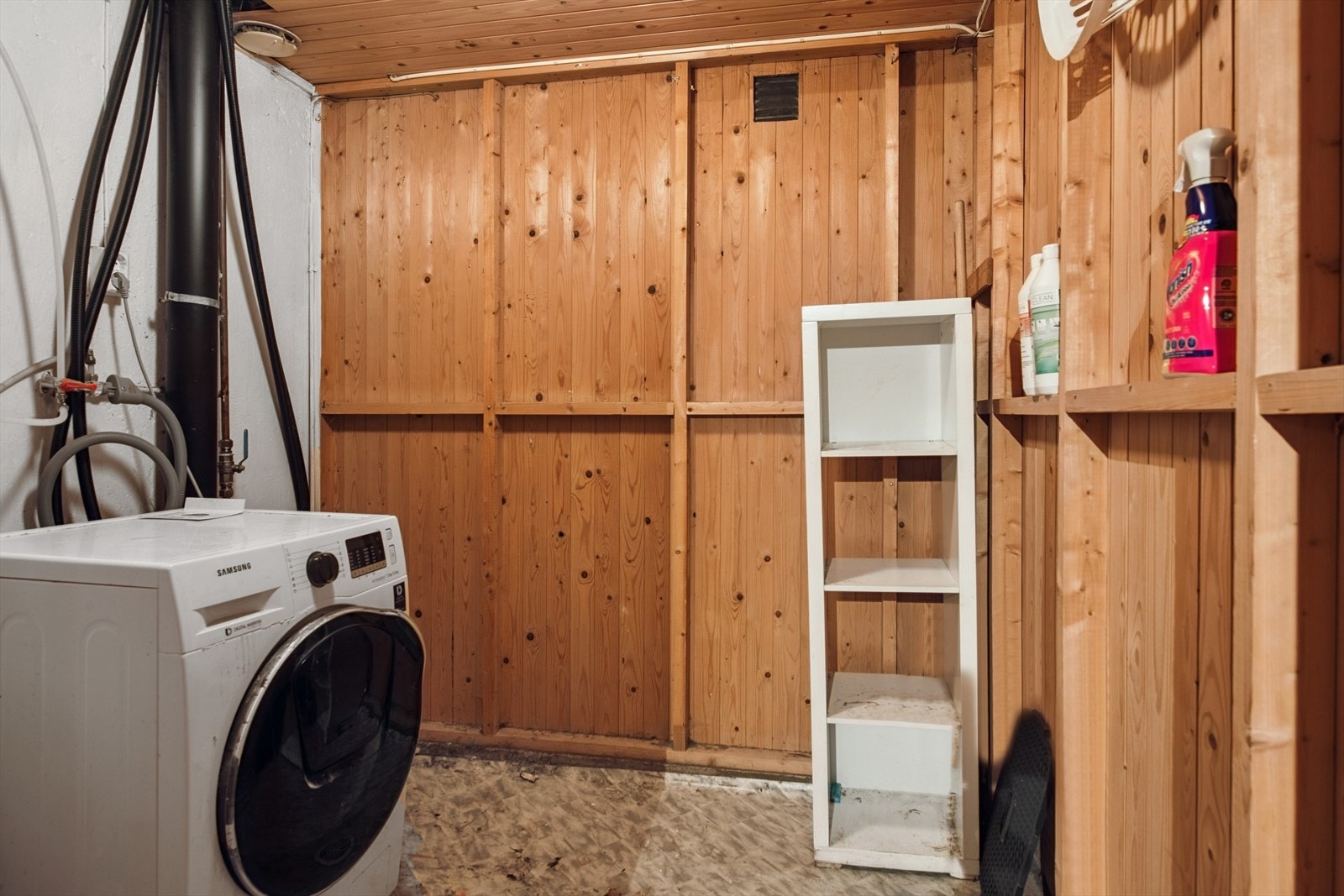 Vaskerom med opplegg for vaskemaskin, 200 liters varmtvannsbereder, stoppekran og vannmåler. Galleribilde