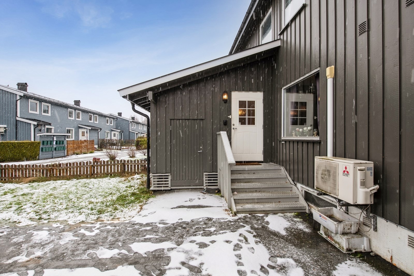 Praktisk sportsbod i tilknytning til inngangspartiet. Galleribilde