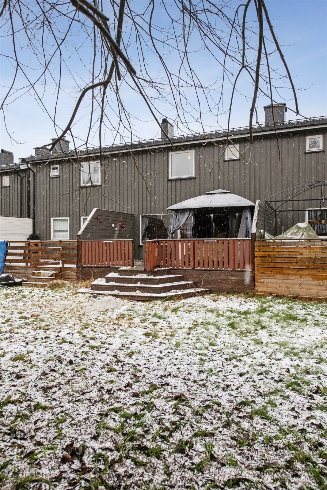 Uteplassen består av en vestvendt terrasse på 23 m² med gode solforhold. Galleribilde