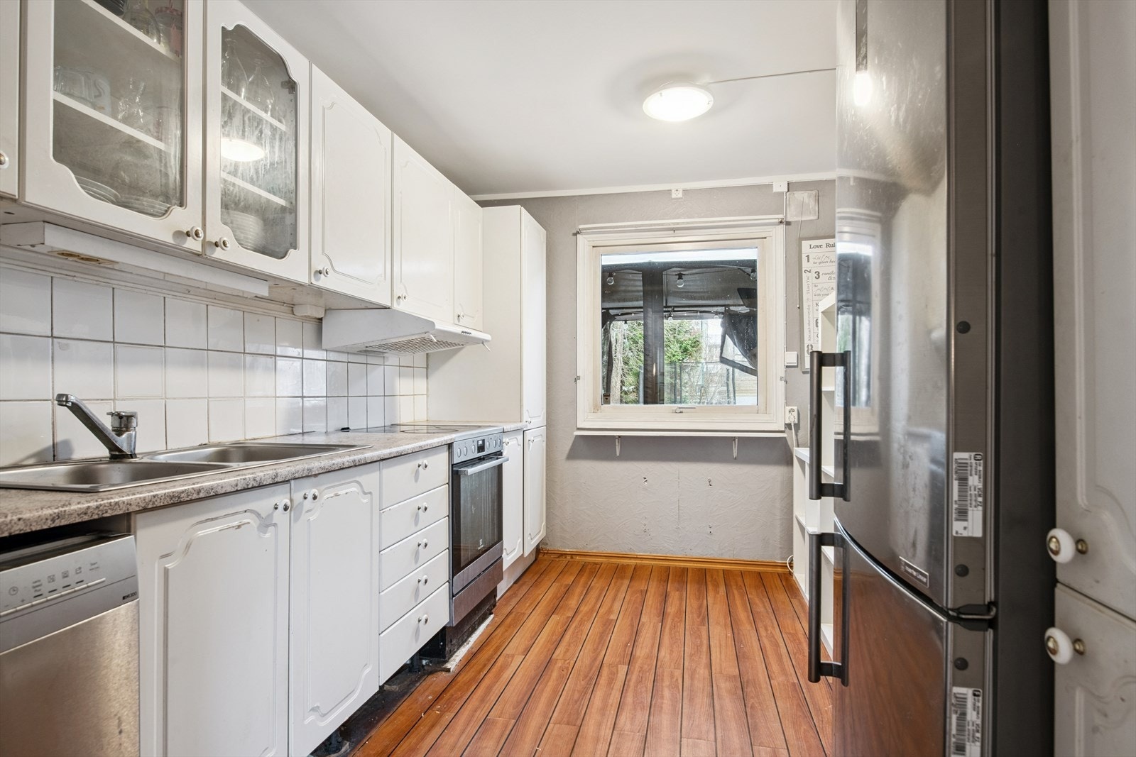 Kjøkkenet har innredning fra 2007 Galleribilde