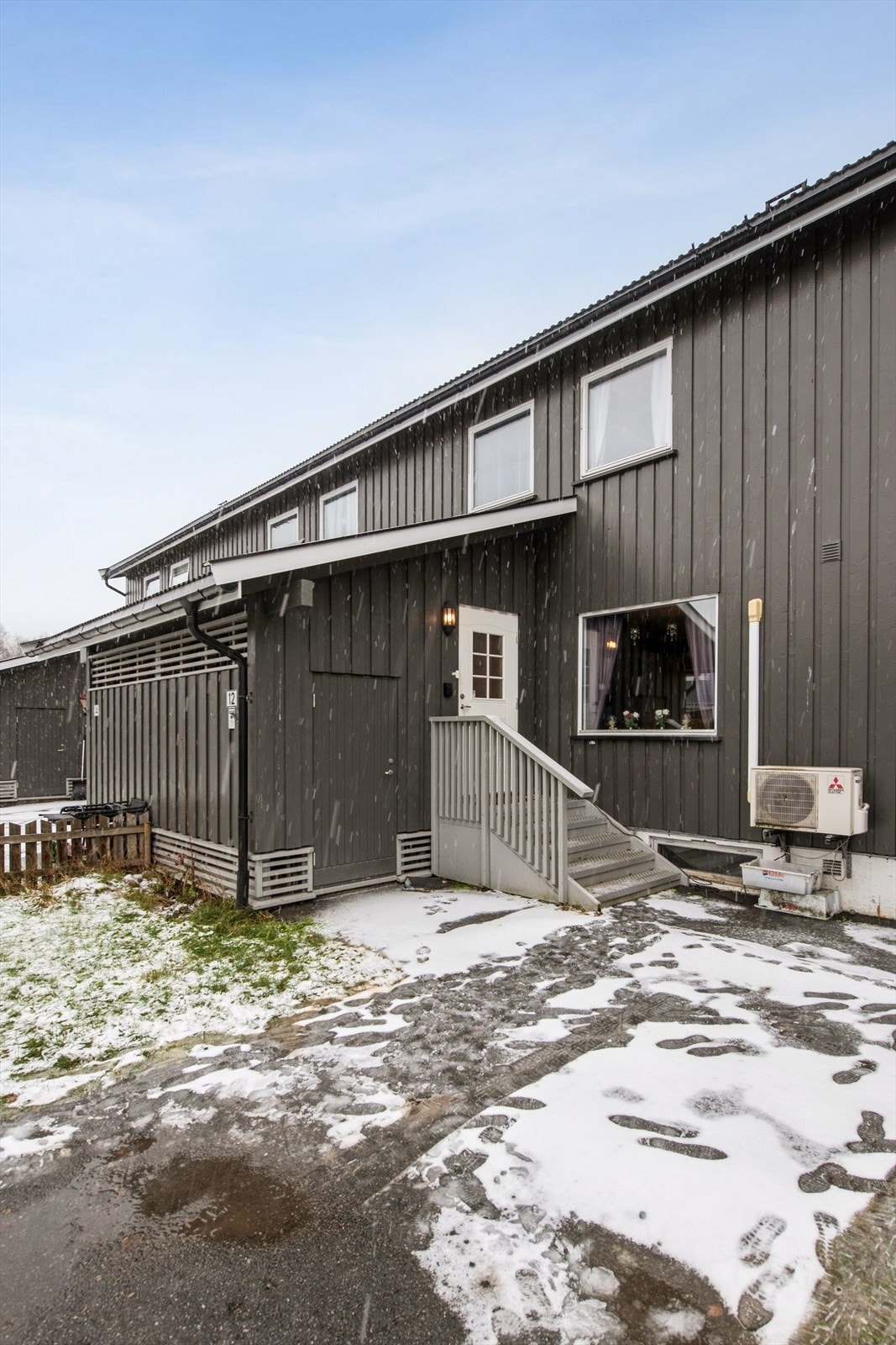 Rekkehusene er mye oppgradert utvendig i senere år, senest med rørfornying i 2024/2025 Galleribilde