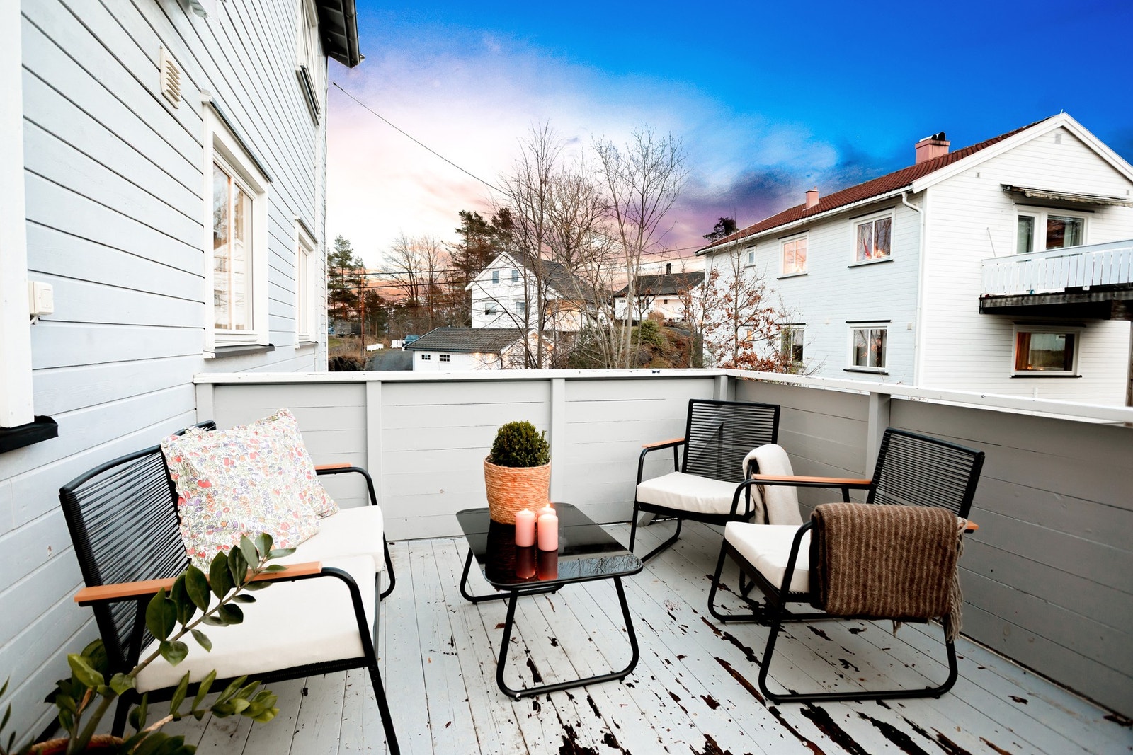 Fra stua er det utgang til en solrik veranda med utsikt og kveldssol om sommeren. Galleribilde