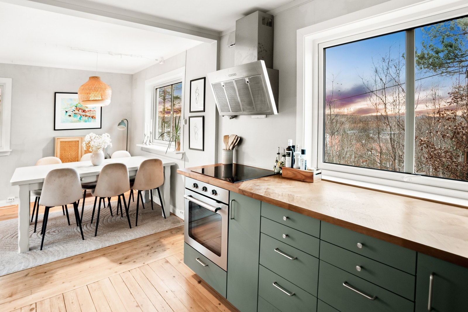 Integrerte hvitevarer følger med og gir en helhetlig og praktisk kjøkkenløsning. Galleribilde