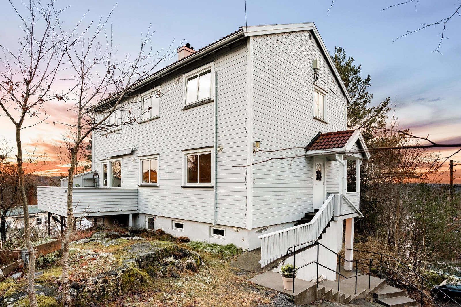 Leiligheten inneholder stue, kjøkken, bad, to gode soverom samt boder og felles vaskerom i kjeller. Galleribilde