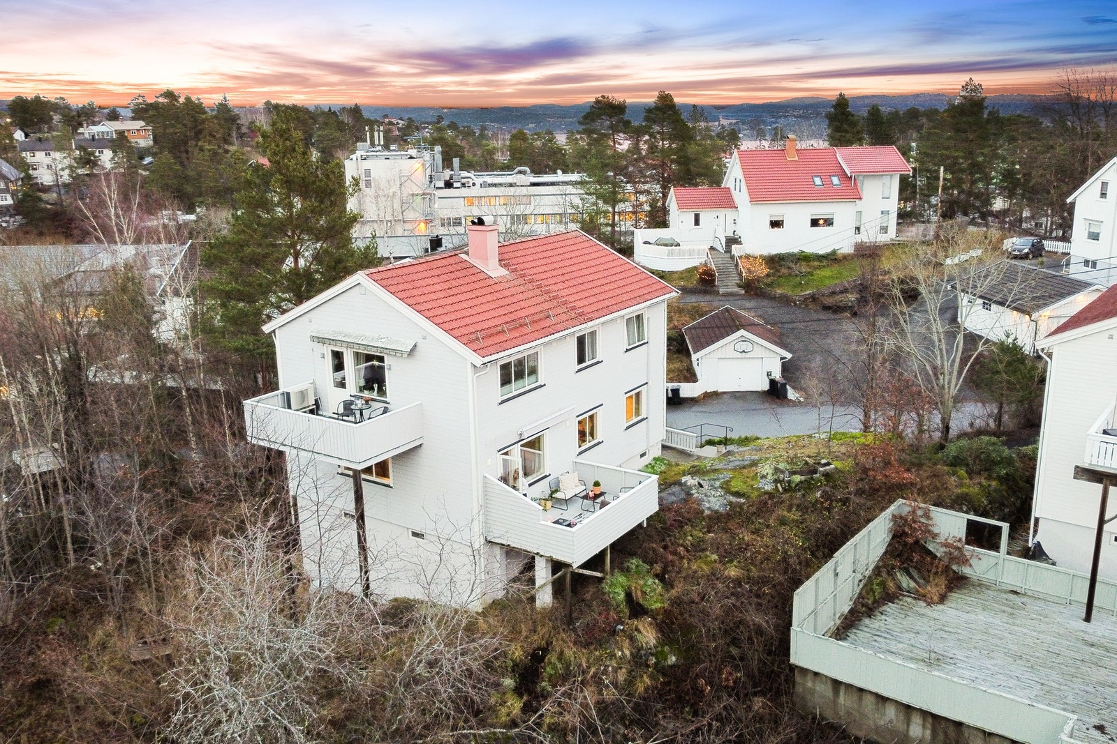 Området har flere barnehager og skoler i nærheten, inkludert Siritun barnehage som ligger omtrent 6 minutter unna til fots og Kragerø skole som ligger 8 minutters gange unna. Galleribilde