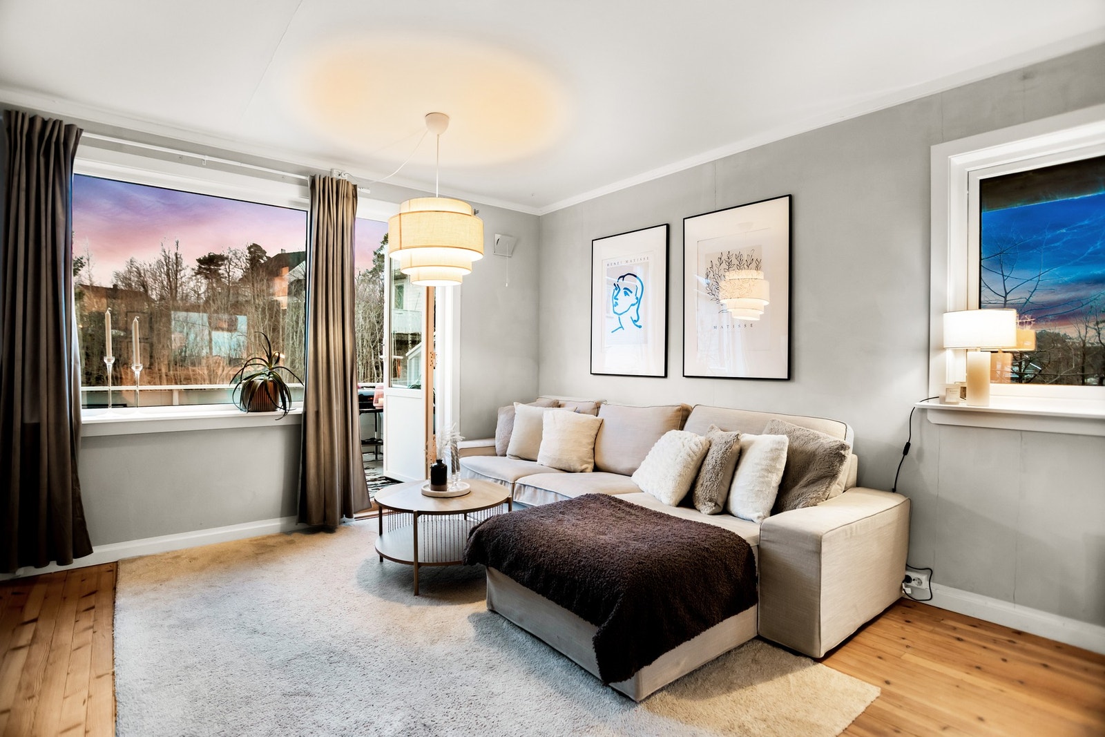 Lys og moderne 3-roms i 1. etasje med uteplass, god standard og nærhet til skole, barnehage og fine turområder! Galleribilde