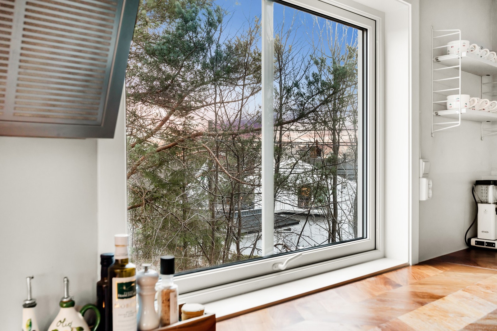 Nyere kjøkken og pussete overflater, og fremstår som innflyttingsklar med god standard! Galleribilde