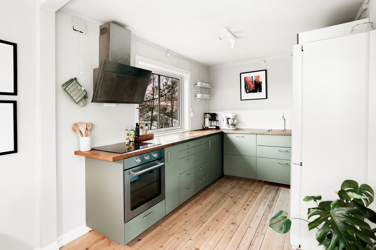 Kjøkkenet har en moderne innredning fra 2020 med slette fronter og benkeplate i valnøttfinér. Galleribilde