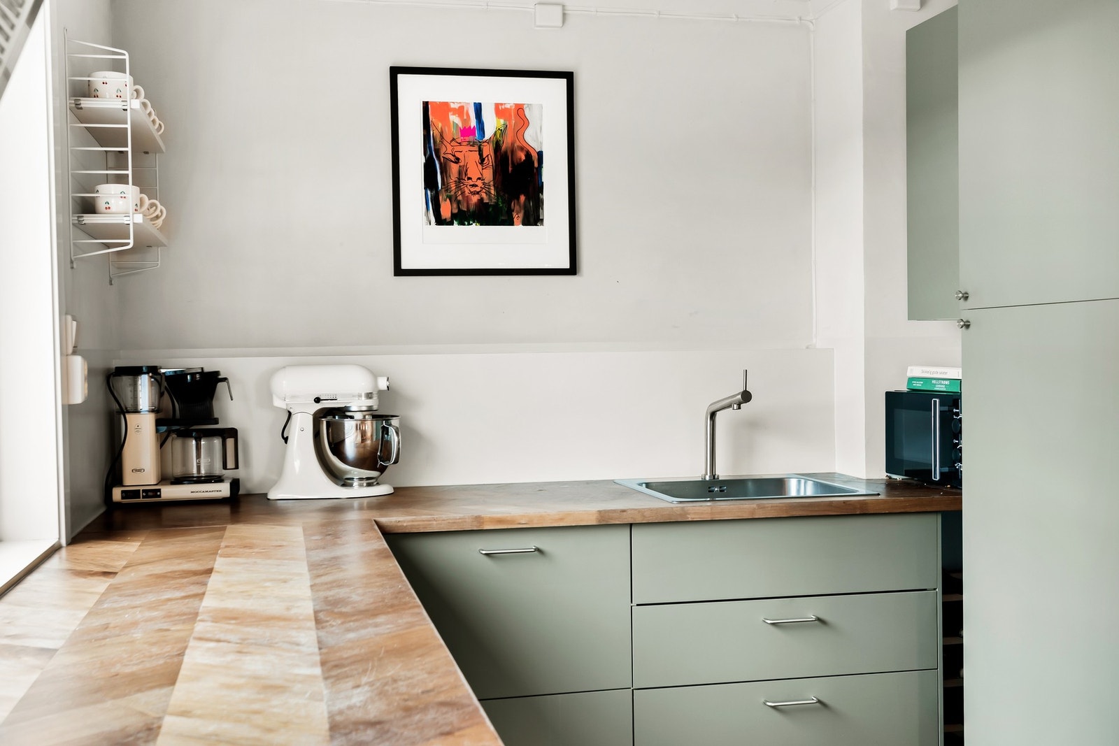 Det er godt med skapplass og en romslig benkeplate som gir gode arbeidsforhold. Galleribilde