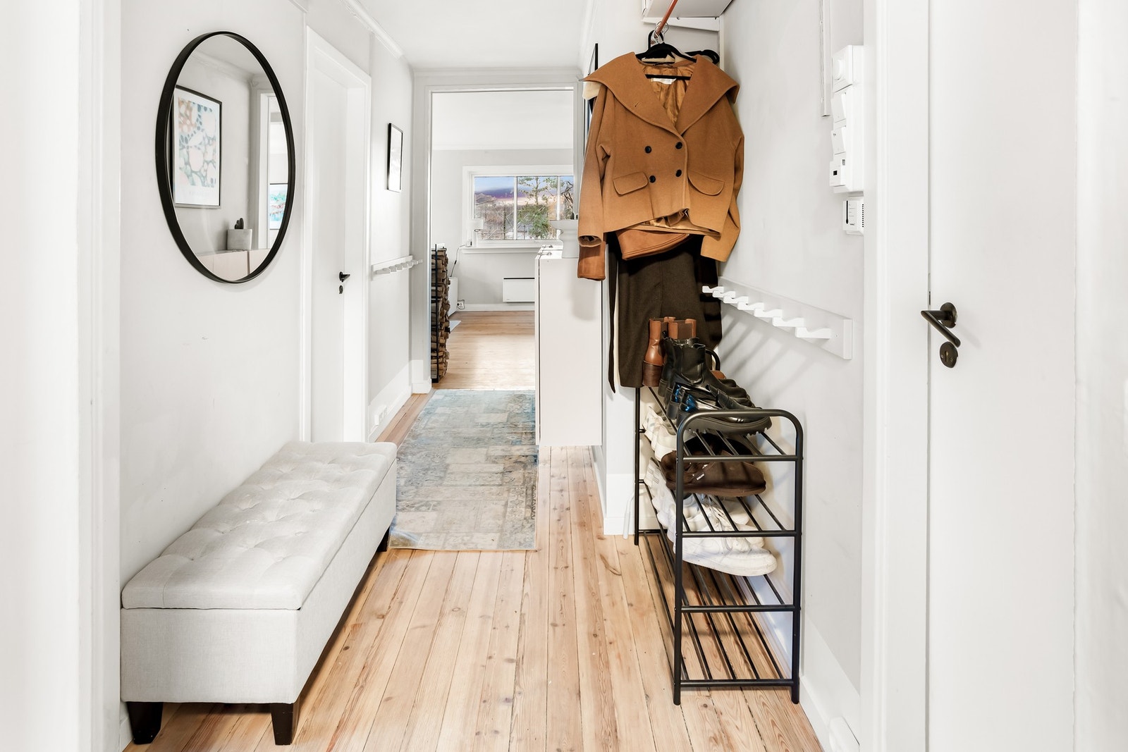 Fint inngangsparti med god plass til å henge fra seg klær og sko! Galleribilde