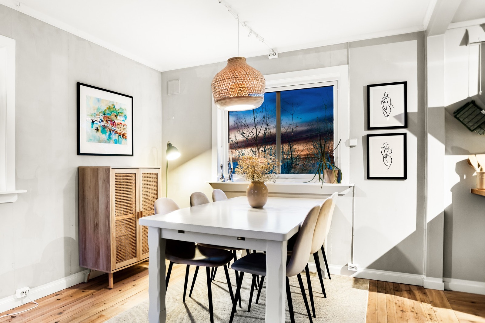 God plass til spisebord for å nyte måltid sammen med familien eller venner! Galleribilde