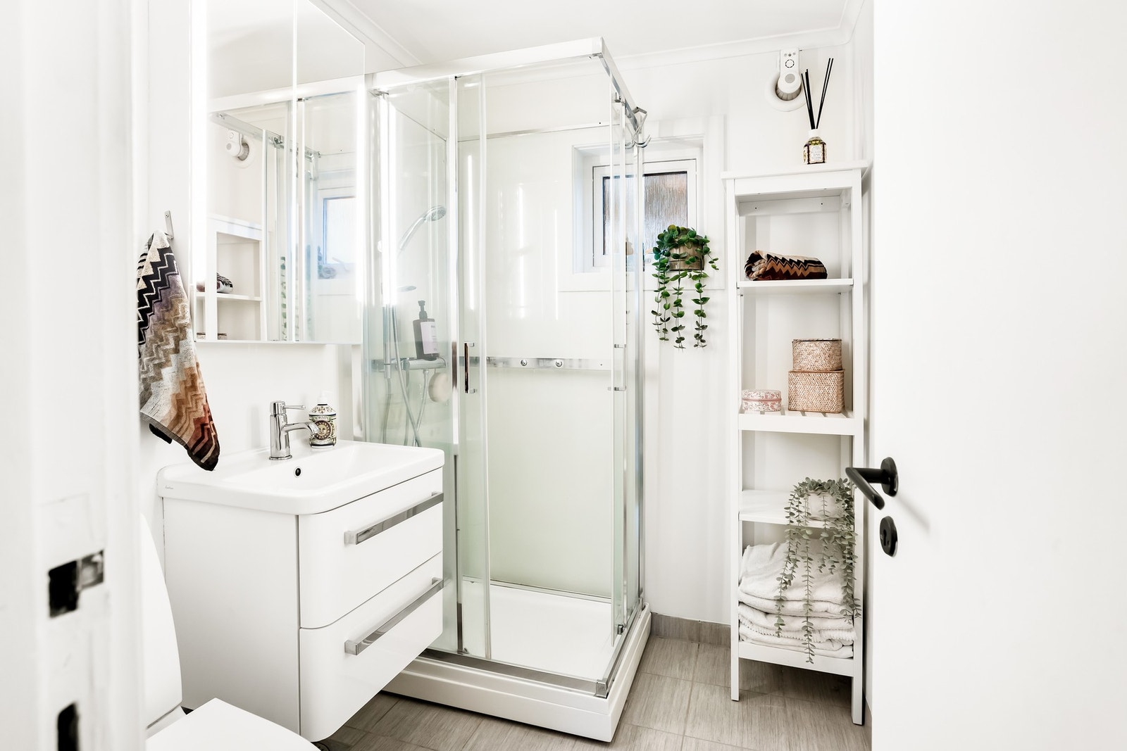 Badet er pent og tidløst, med flislagt gulv og varmekabler. Galleribilde