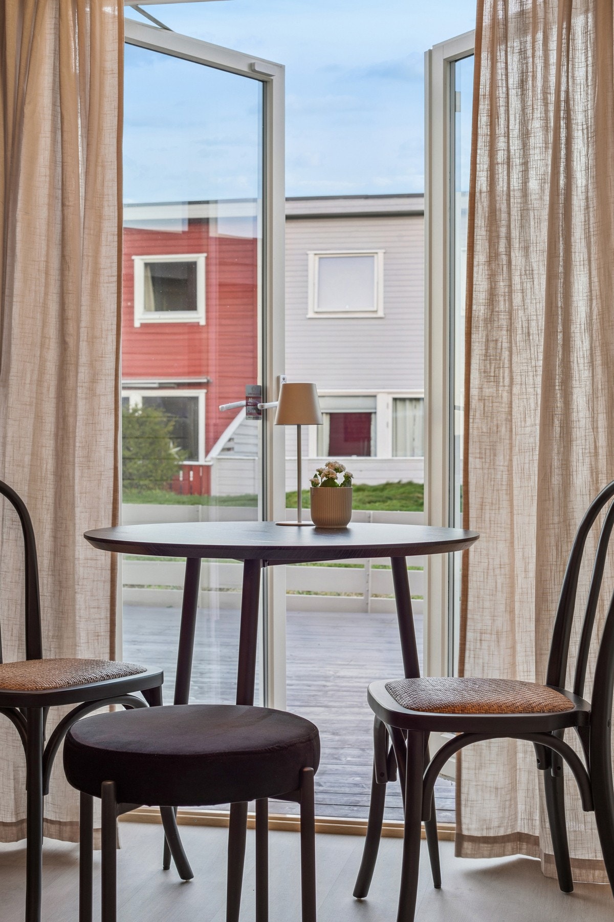 Kjøkken med utgang til terrasse på baksiden Galleribilde