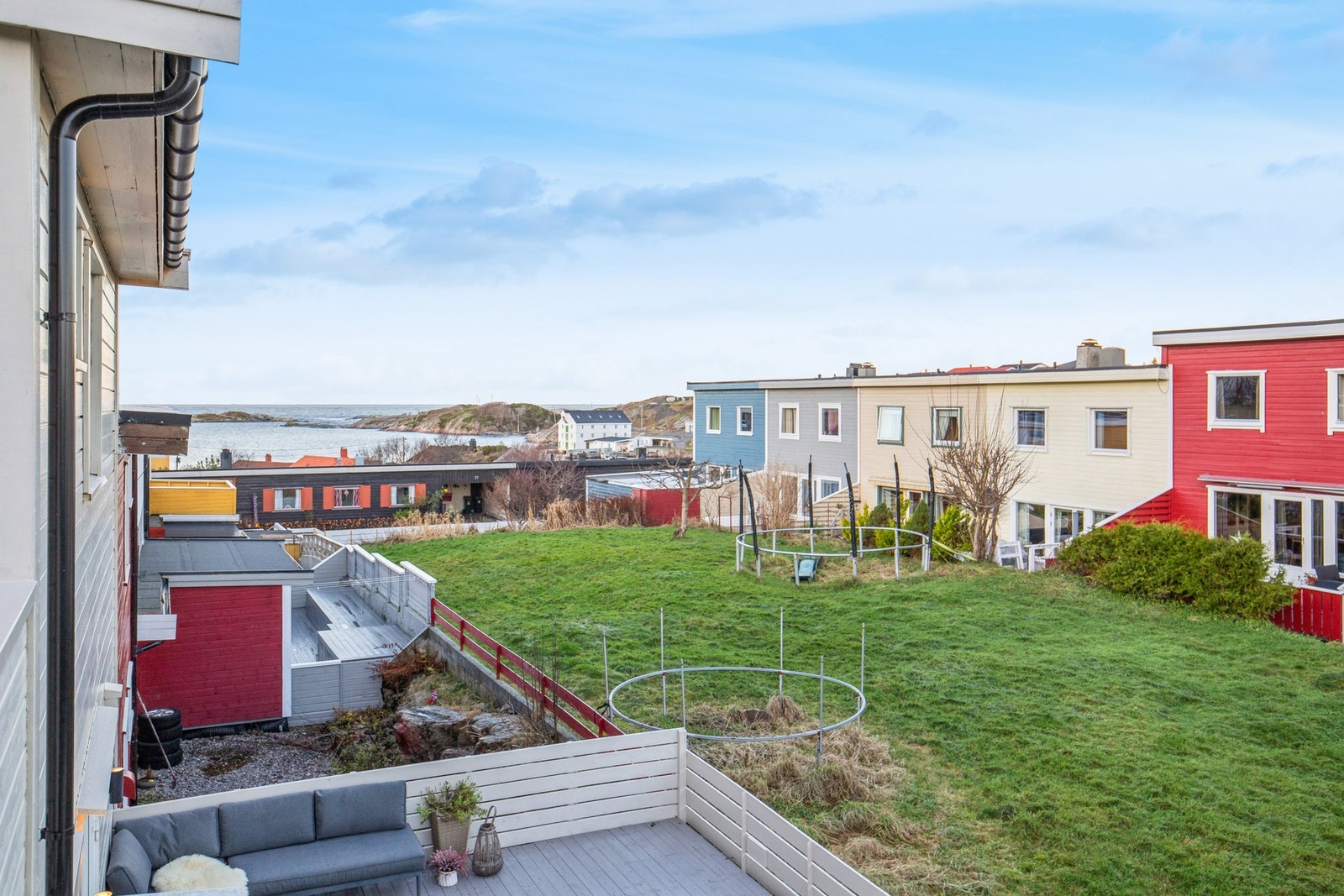 Eiendommen har flere solrike uteplasser Galleribilde