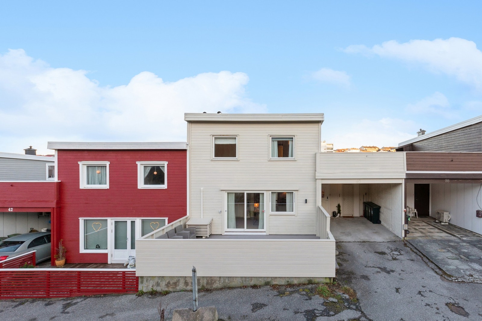 Pent rekkehus m/carport og solrike uteplasser Galleribilde