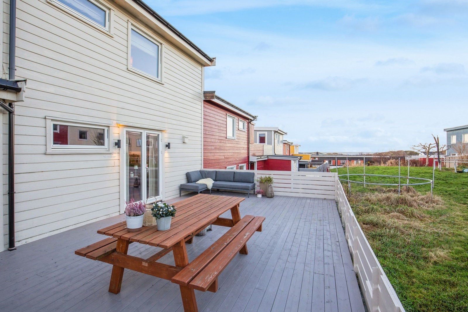 Boligen ligger svært fint til med fantastiske sol- og lysforhold Galleribilde