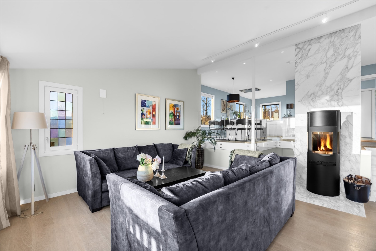 Bak peisovnen er det benyttet italiensk marmor av typen Arabescato Vagli. Galleribilde