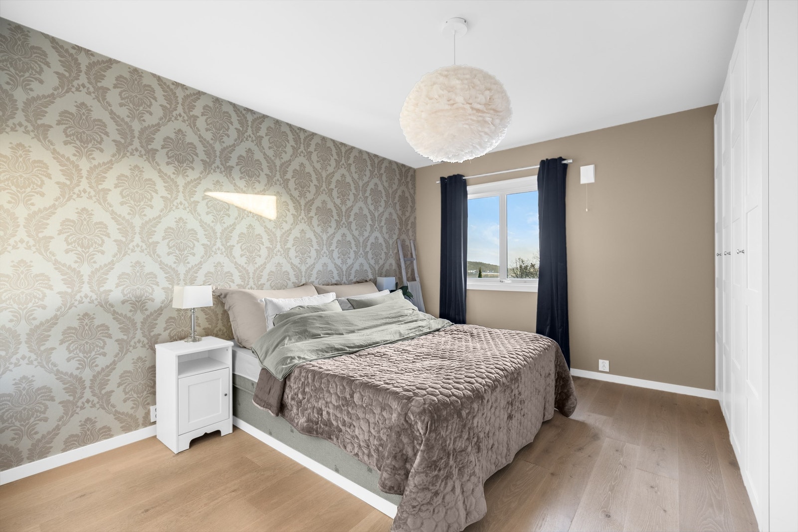 Hovedsoverommet i første etasje har enstavsparkett med varmefolie og en stilfull fondvegg. Galleribilde