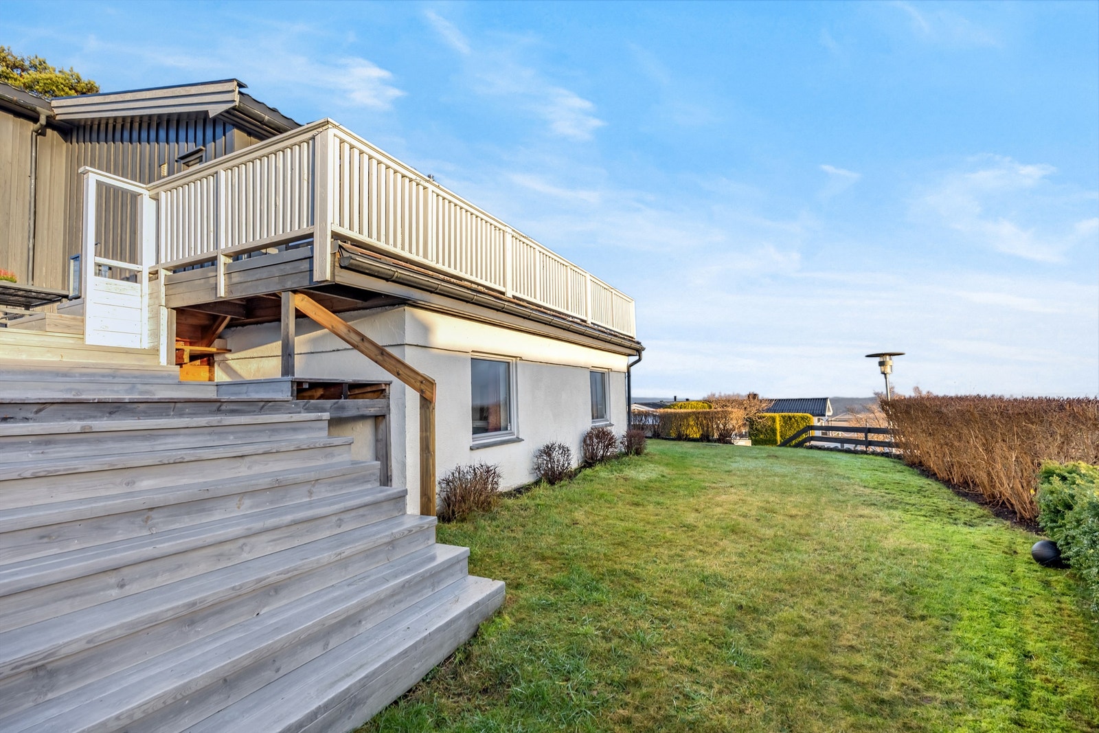 Trapp fra hagen opp til den vestvendte terrassen på 28 m². Galleribilde