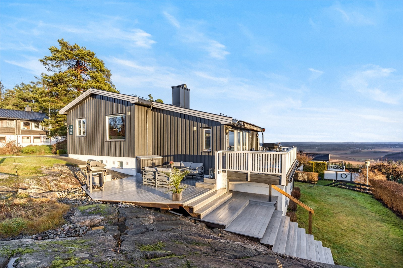 Boligen ligger høyt og fritt på en stor tomt med flere nivåer og gode solforhold. Galleribilde