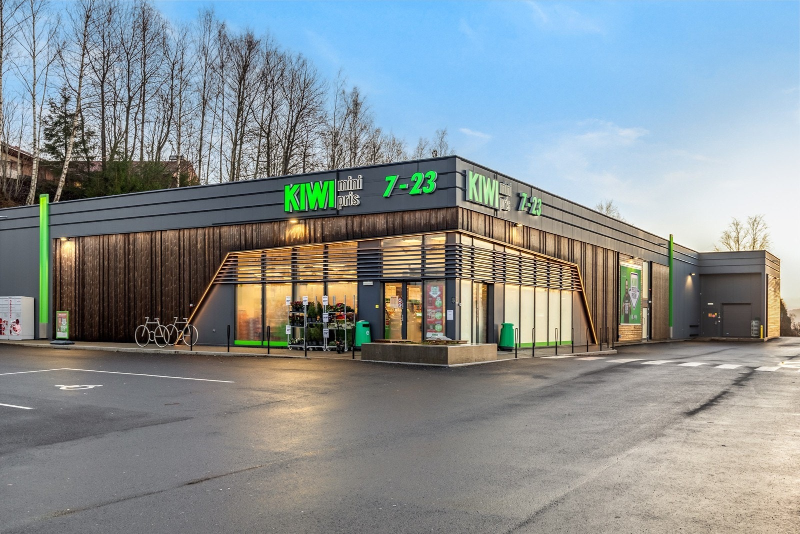 Nærmeste dagligvarebutikk er Kiwi Heer, ca. 7 minutters gange fra boligen. Galleribilde