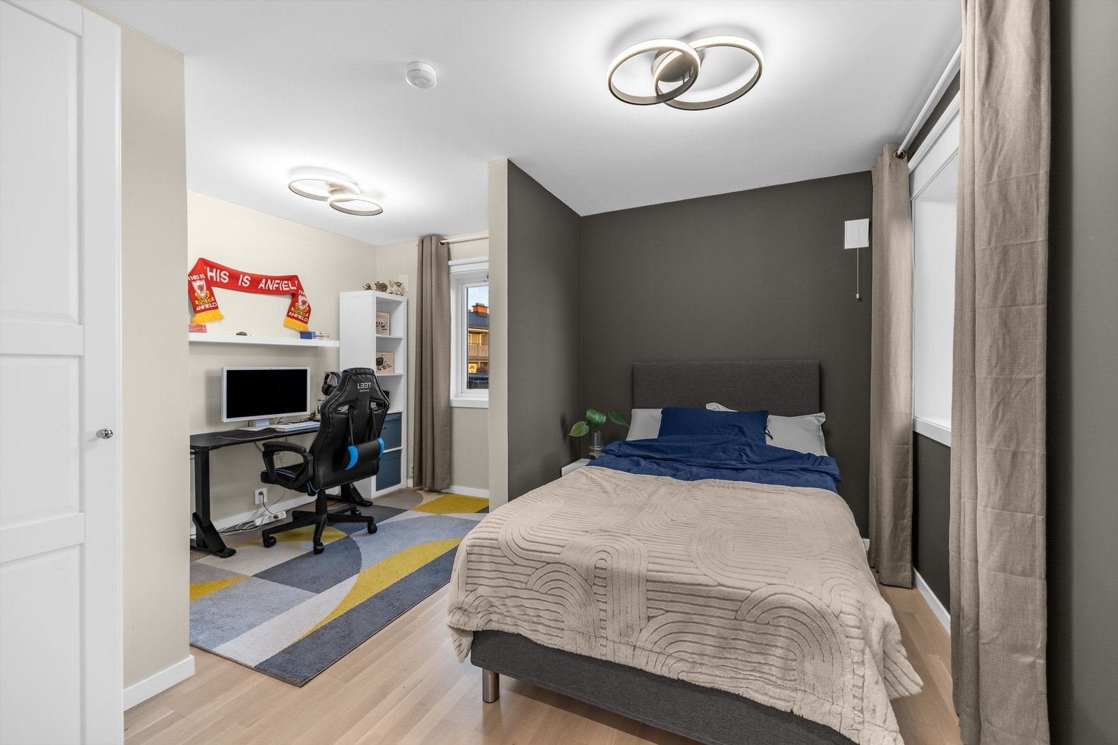 Romslig soverom som opprinnelig var to rom, nå med to adskilte soner. Galleribilde