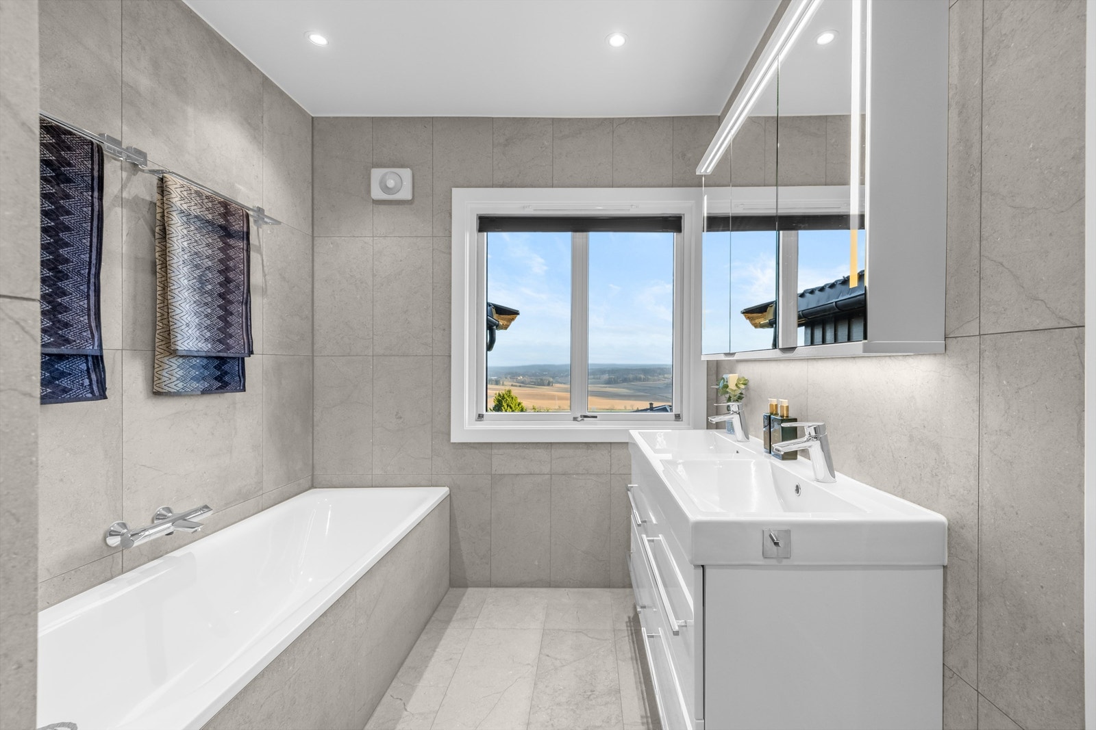 Badet i første etasje er fra 2015 og har dobbel servant fra Linn Bad. Galleribilde