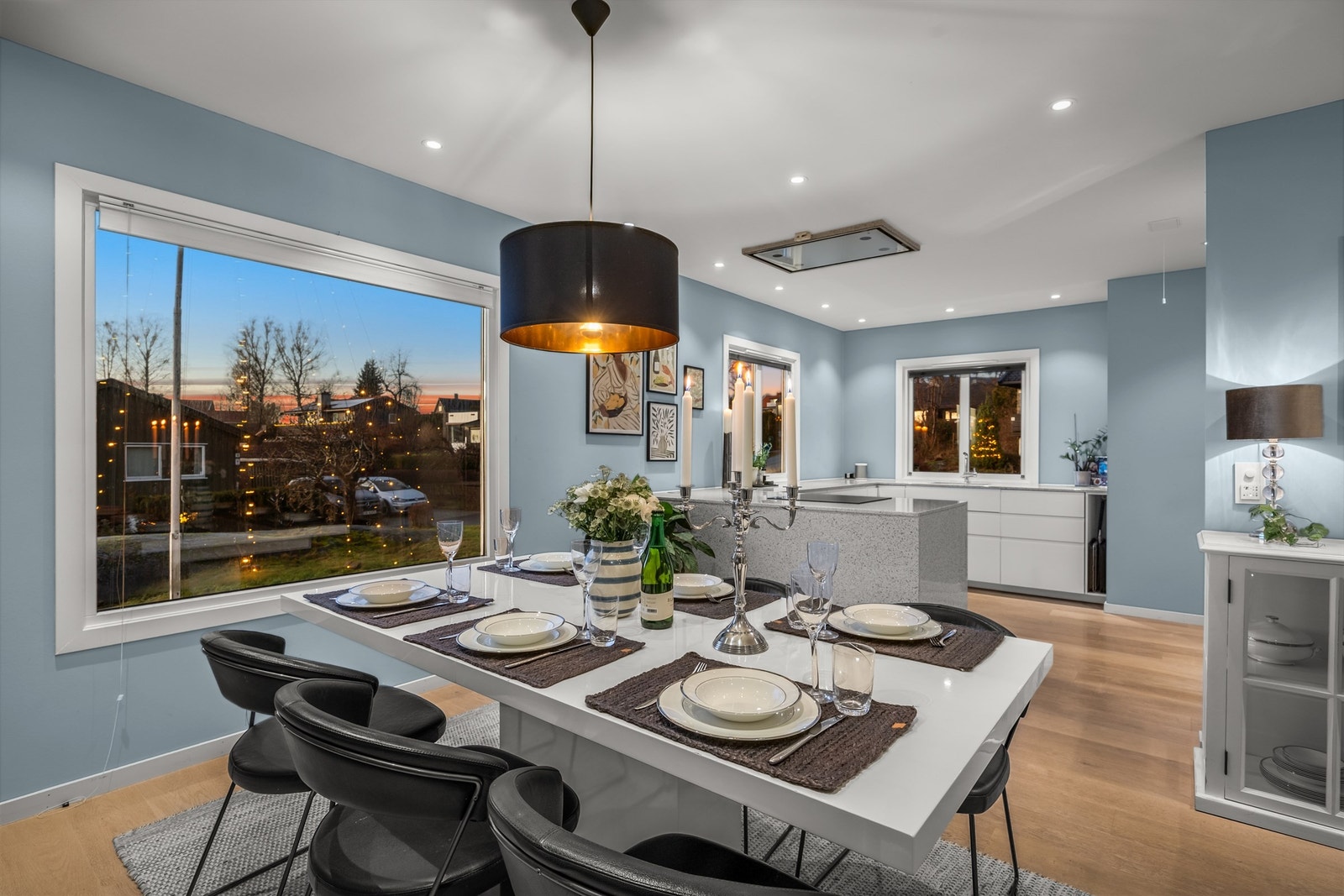 Gjennomgående enstavsparkett med varmefolie binder rommene i etasjen sammen. Galleribilde