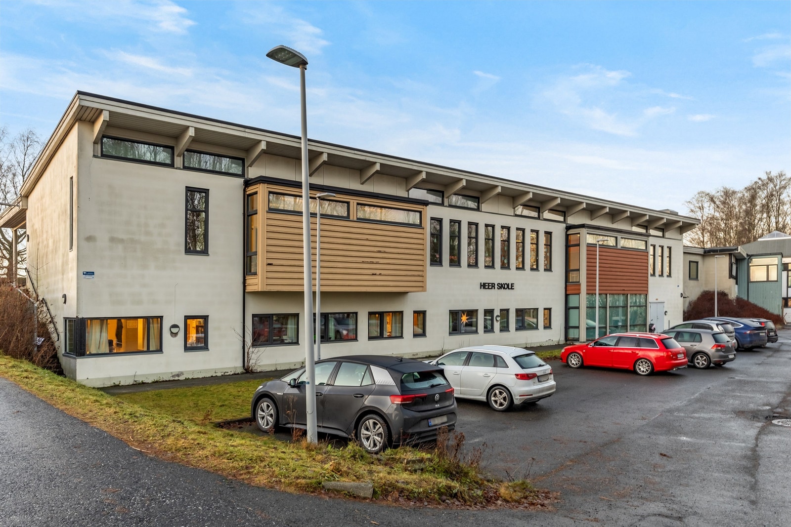 Kort og trygg vei til Heer skole, kun 500 meter unna. Galleribilde