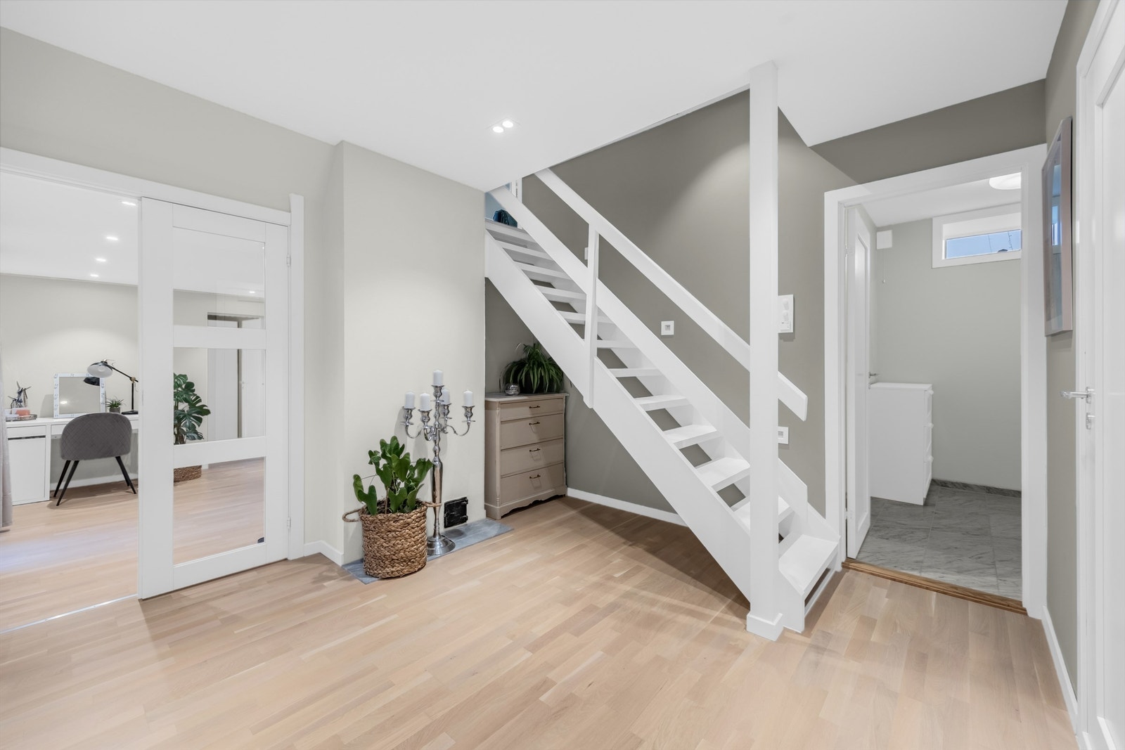 Trapperommet i underetasjen har parkettgulv og malte overflater. Galleribilde