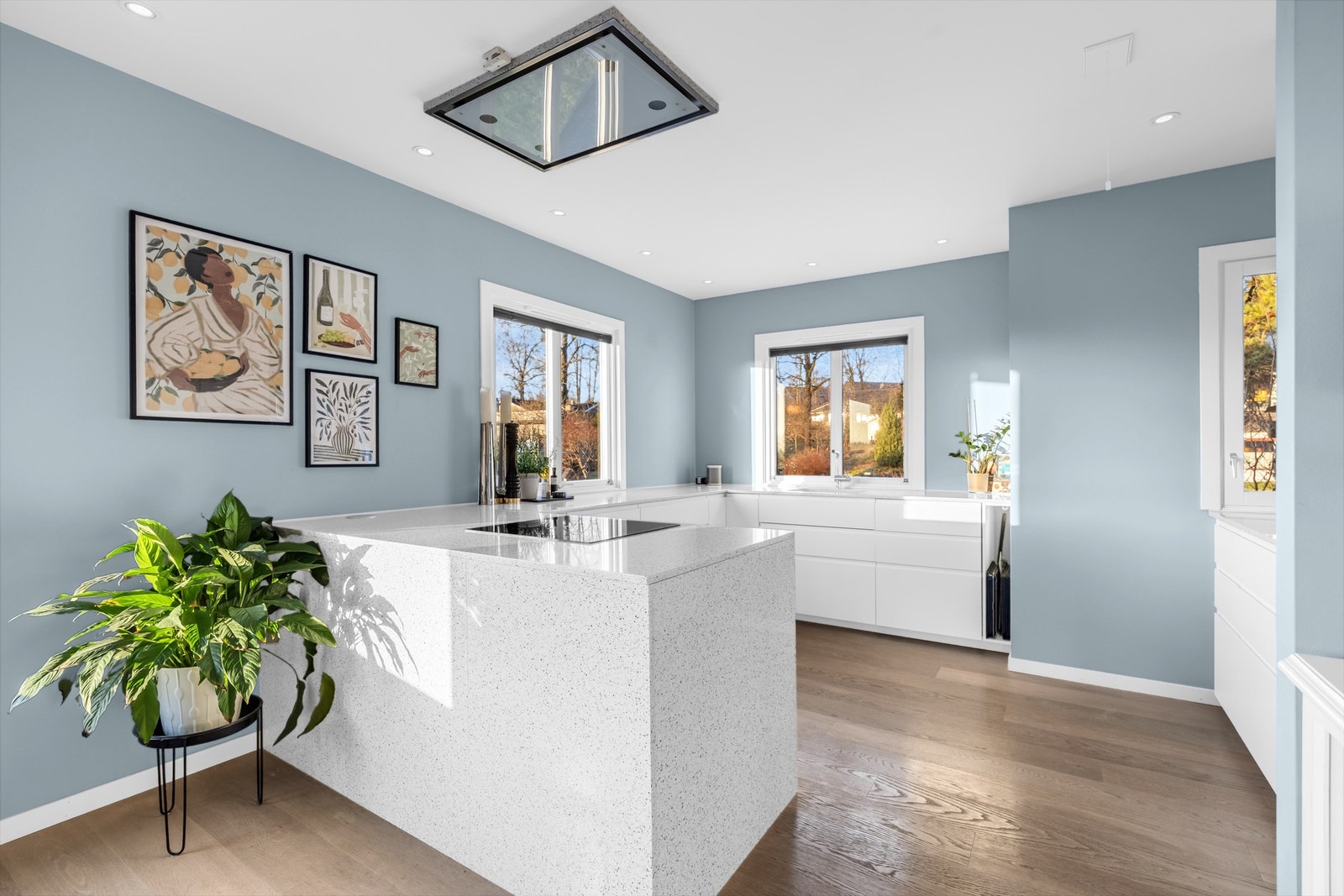 Kjøkkenøy og benkeplater i kvartskompositt fra Silestone gir rikelig med arbeidsflate. Galleribilde