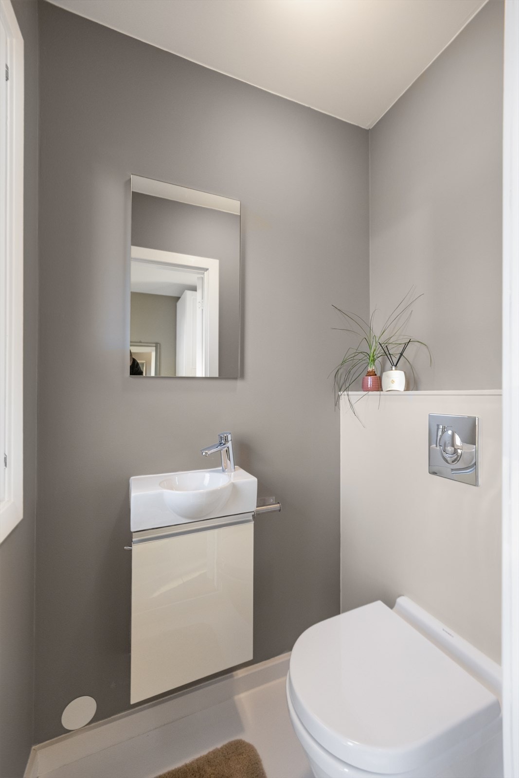 Praktisk, separat WC-rom etablert i 2015 i tilknytning til entreen. Galleribilde