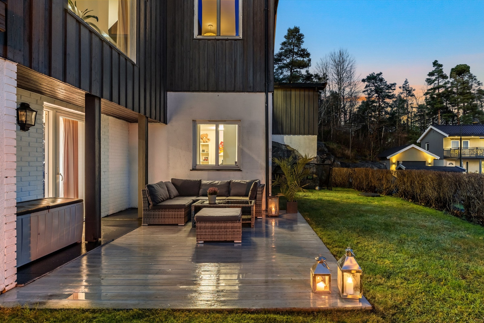 En lun og usjenert uteplass med direkte tilknytning til hagen. Galleribilde