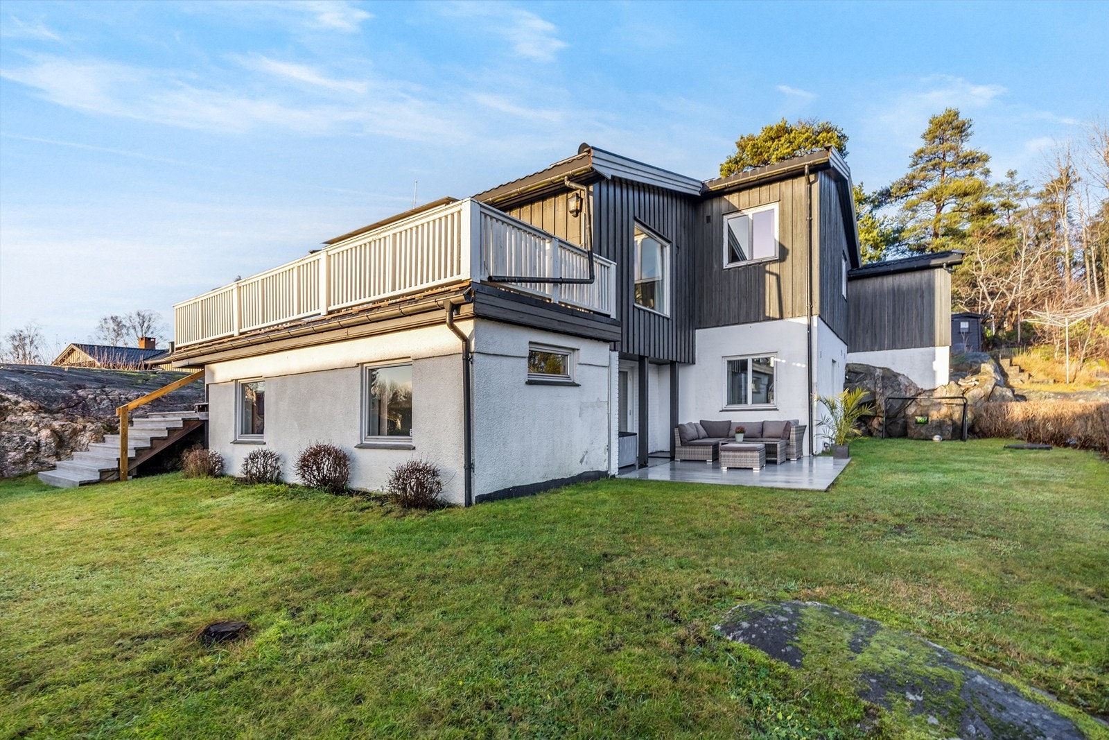 Stor og flott tomt som er opparbeidet med både gressplen og naturtomt. Galleribilde