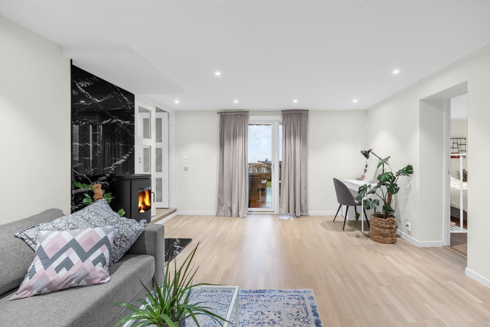 Også her er det peisovn, en Morsø 6148 med bakvegg i Nero Marquina-marmor. Galleribilde