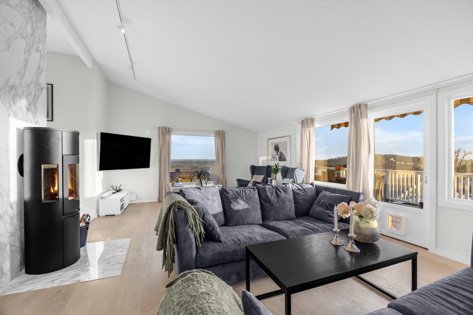 Stuen har en peisovn fra Contura, installert i 2017, for ekstra varme. Galleribilde