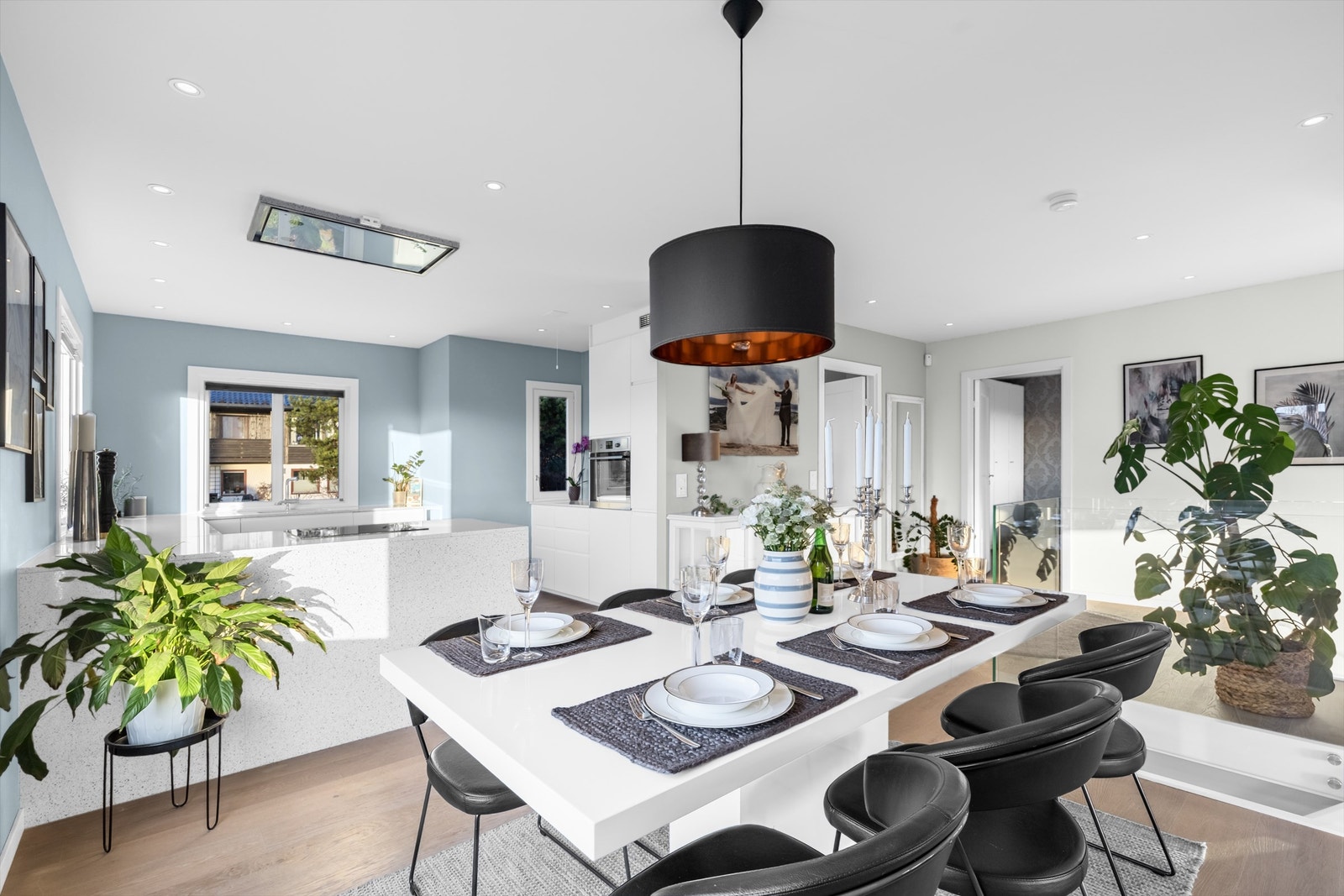 Åpen løsning mellom kjøkken og spisestue skaper en sosial og luftig sone. Galleribilde