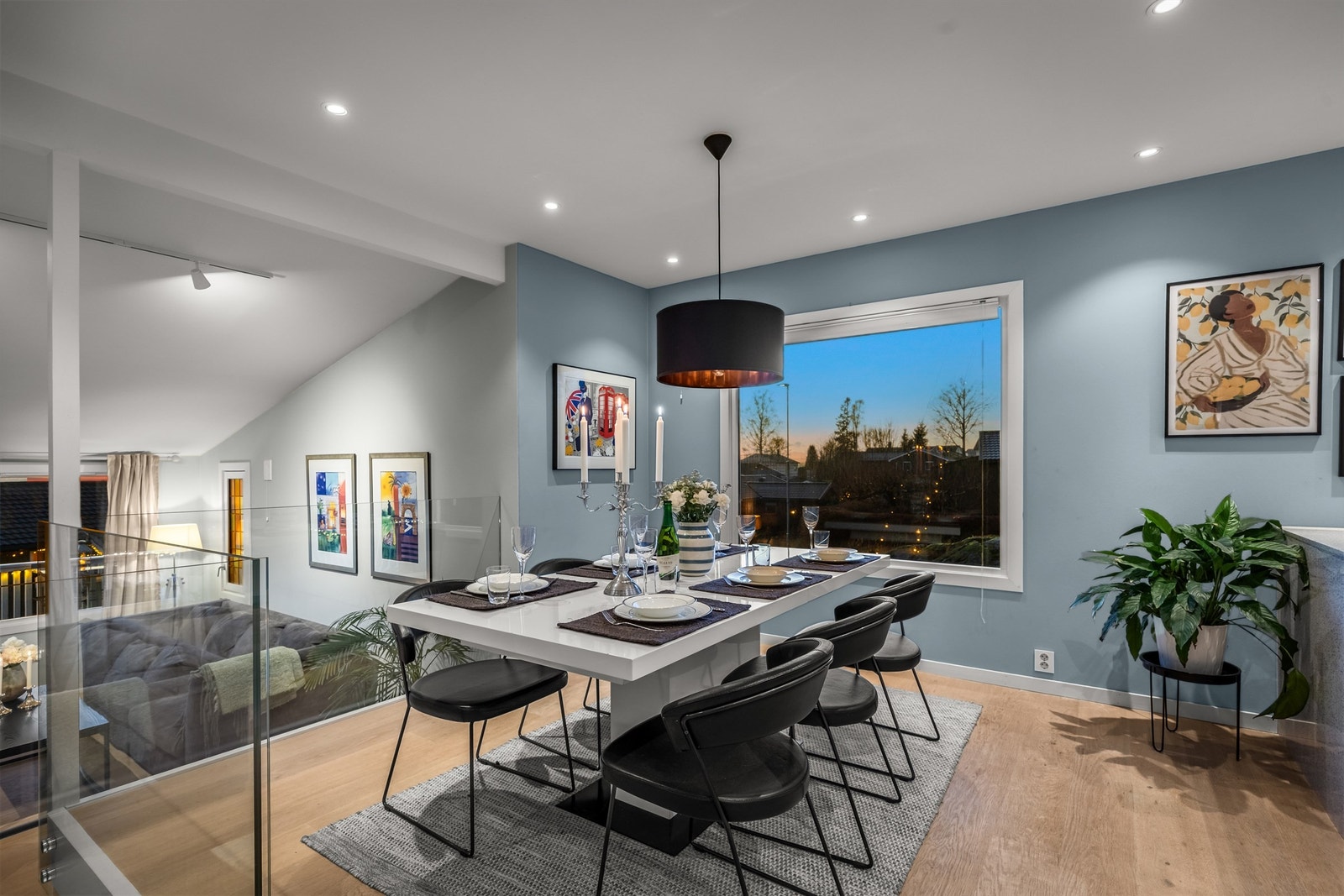 Glassrekkverket skaper en visuell forbindelse ned til stuen og er en stilren detalj. Galleribilde