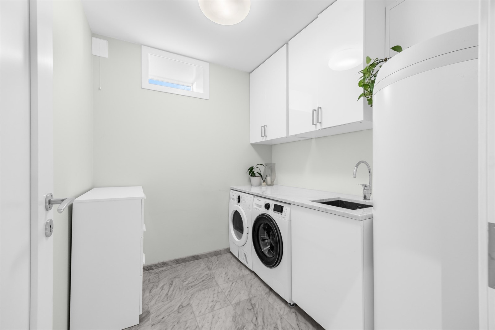 Separat vaskerom med marmorfliser, ny innredning og en 287 liters bereder fra 2015. Galleribilde