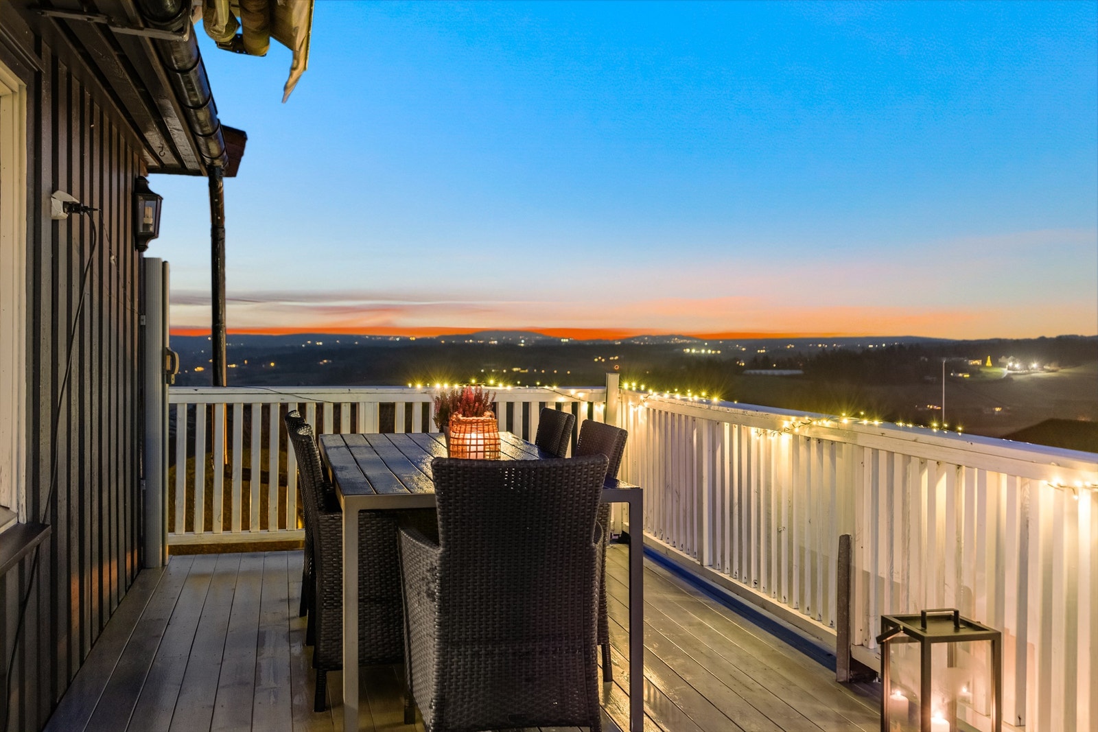 Utsikt mot lysene fra det omkringliggende området på kveldstid. Galleribilde