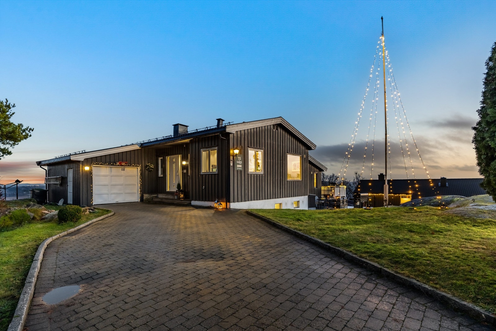 Asfaltert innkjørsel og god plass til parkering på egen tomt. Galleribilde