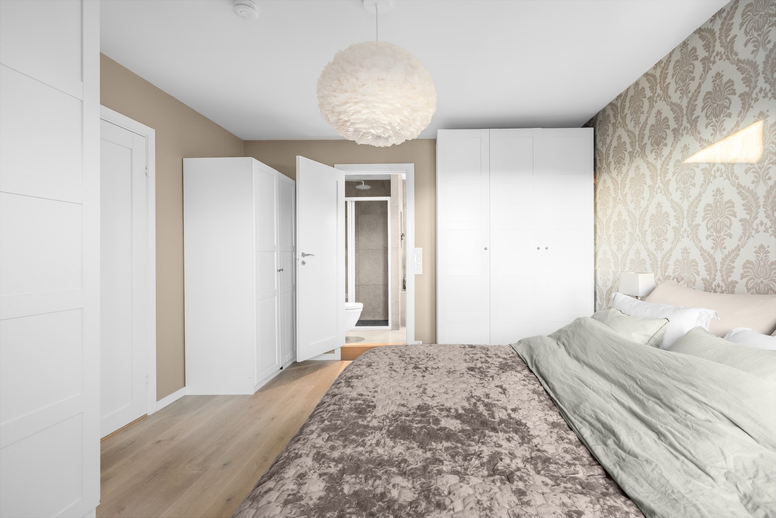 Soverommet har god plass til dobbeltseng og garderobeløsninger. Galleribilde