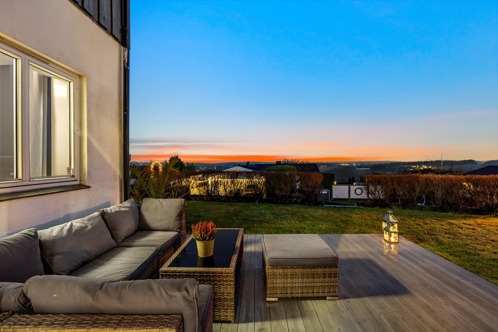 Fra tomten har man en åpen og fri utsikt over nærområdet. Galleribilde