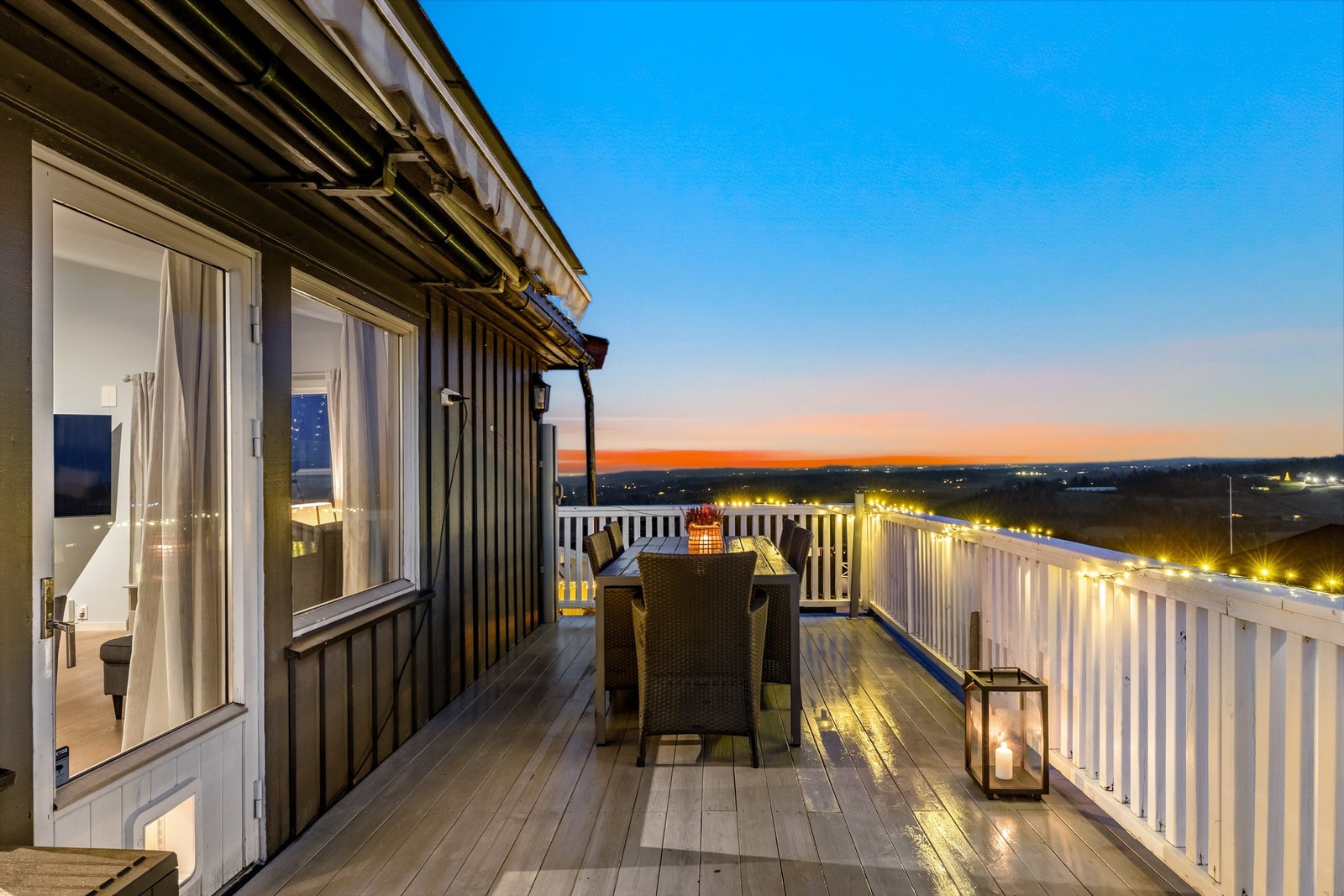 Herfra kan man nyte utsikten også etter at mørket har senket seg. Galleribilde