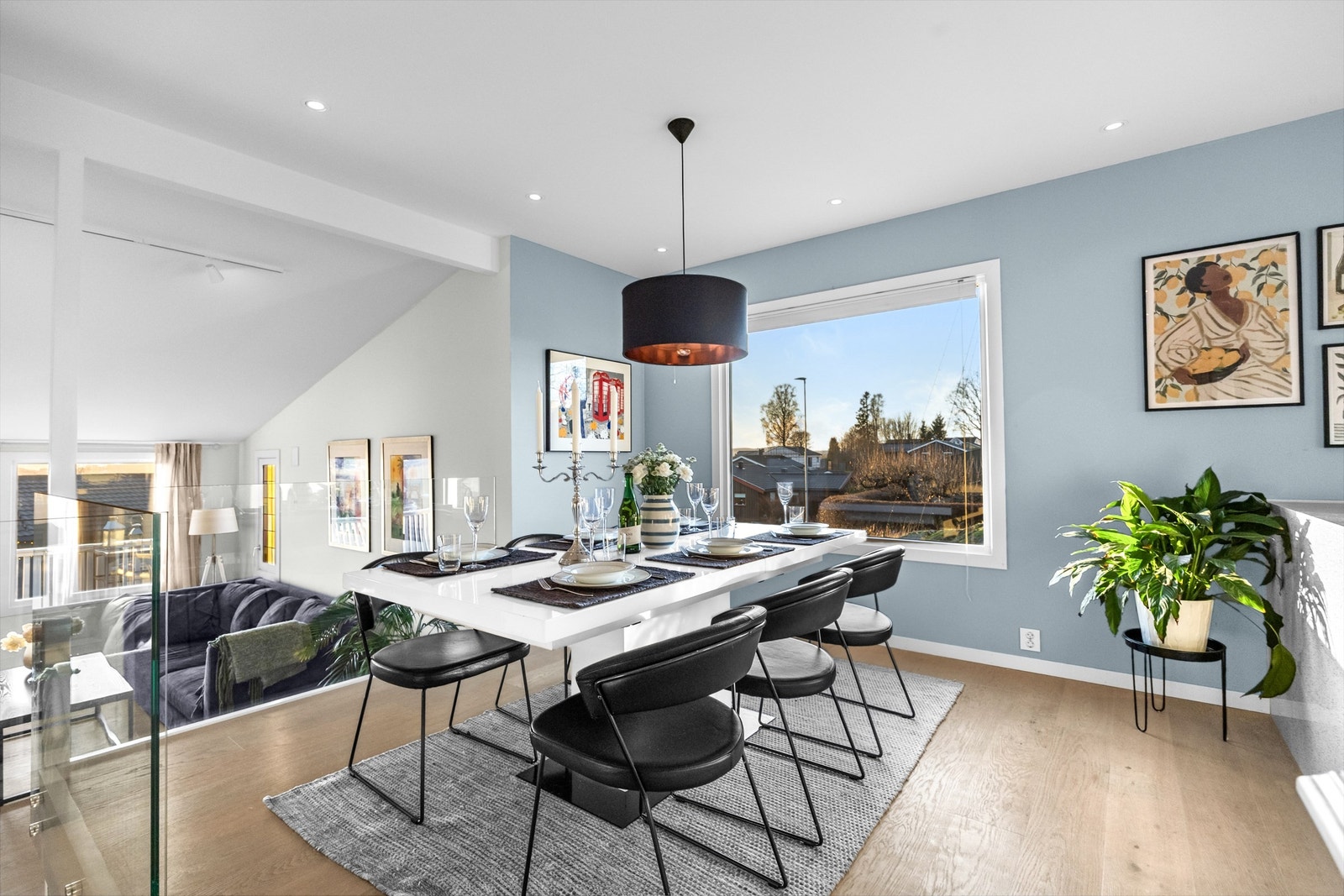 Spisestuen har plass til langbord og er et naturlig samlingspunkt i boligen. Galleribilde