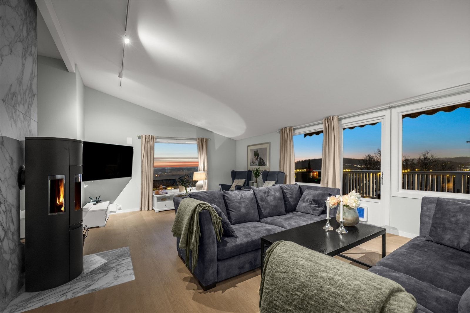 De store vinduene gir rikelig med lys og rammer inn utsikten over landskapet. Galleribilde