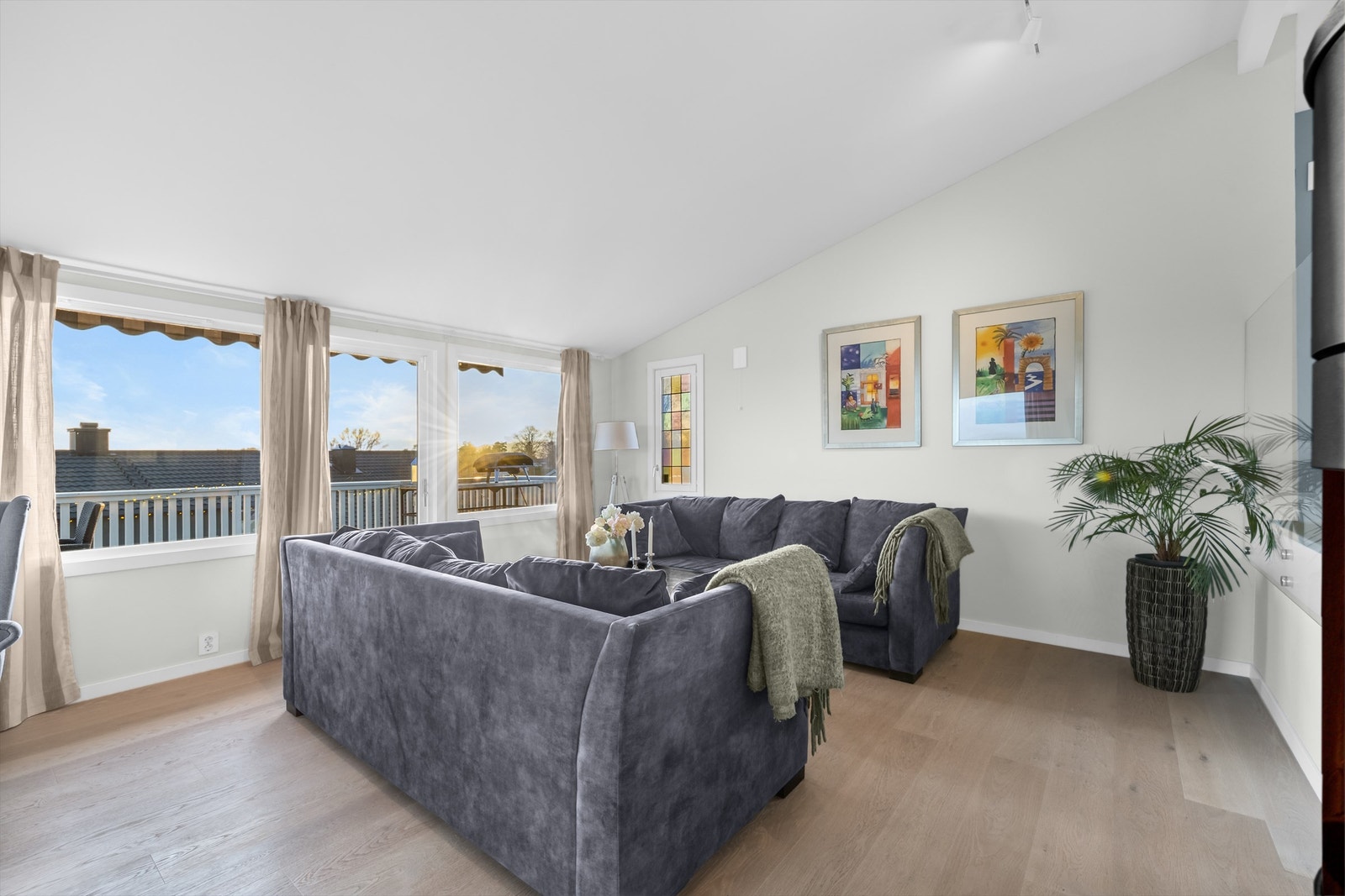 Fra stuen er det direkte utgang til den store, sydvendte terrassen på 21 m². Galleribilde