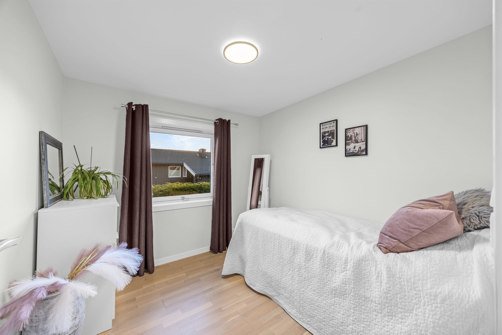 Boligen har totalt fire soverom, hvorav tre er i denne etasjen. Galleribilde