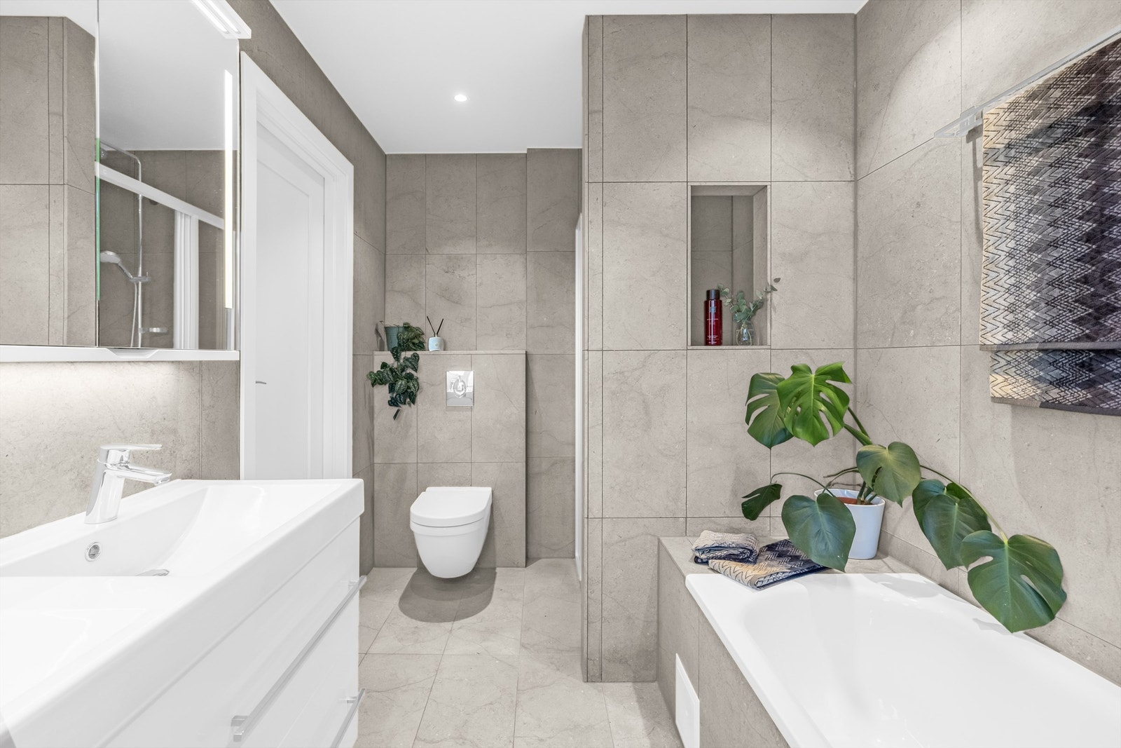 Her er det både innmurt badekar og et separat dusjhjørne. Galleribilde