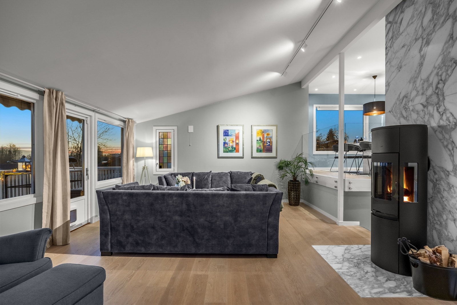 Her kan man nyte kveldsstemningen med vidstrakt utsikt og lite innsyn. Galleribilde